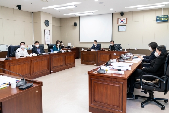 NSP통신-용인특례시의회 경제환경위원회가 하수운영과에 대한 추가 감사를 진행하고 2022년도 행정사무감사 강평을 하고 있다. (용인특례시의회)