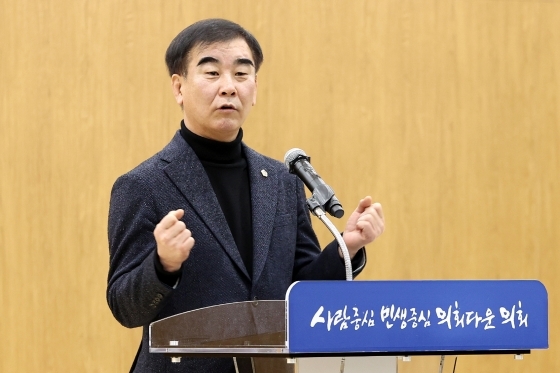 NSP통신-염종현 경기도의회 의장이 도의회 12월 월례조회에서 발언하고 있다. (경기도의회)