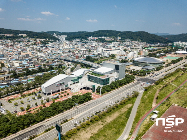 NSP통신-문화체육관광부가 주최, 한국문화예술회관연합회가 주관하고 논산관광재단 후원으로 진행하는 2022 문화예술교육축제에서 안동문화예술의전당 교육사업 예당 음악감상실 WITH살롱이 우수상을 받았다. 안동문화예술의전당 전경 (안동시)