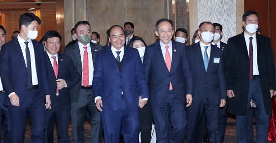 NSP통신-응우옌 쑤언 푹 베트남 국가주석(왼쪽 네번째)과 추경호 경제부총리(왼쪽 다섯번째)가 포럼장으로 입장하고 있다.