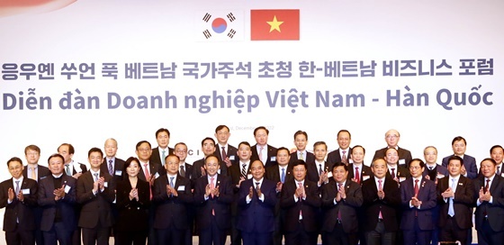 NSP통신-응우옌 쑤언 푹 베트남 국가주석(앞줄 왼쪽 일곱번째)과 추경호 경제부총리(앞줄 왼쪽 여섯번째)가 참석자들과 기념촬영을 하고 있다. (대한상의)