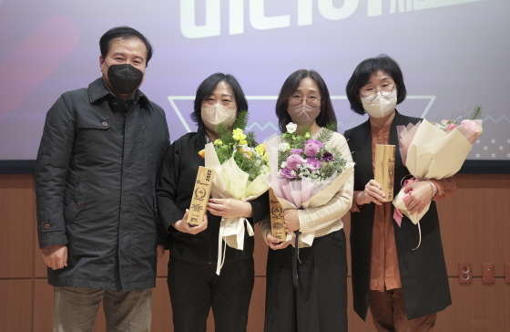 NSP통신-제4회 경기마을미디어축제에서 우수 미디어로 선정된 박지훈 성남문화재단 성남미디어센터장(왼쪽 첫번째)과 시민제작단이 수상 기념촬영을 하고 있다. (성남문화재단)