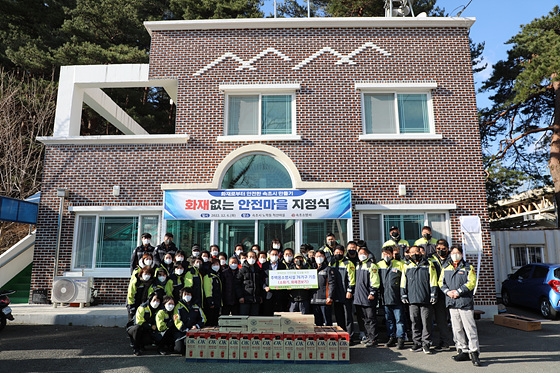 NSP통신-6일 노학동 척산리 마을회관에서 노학동 동장·속초 남여의용소방대원들이 화재없는 안전마을 조성행사 실시 후 기념촬영을 하고 있다. (속초소방서)