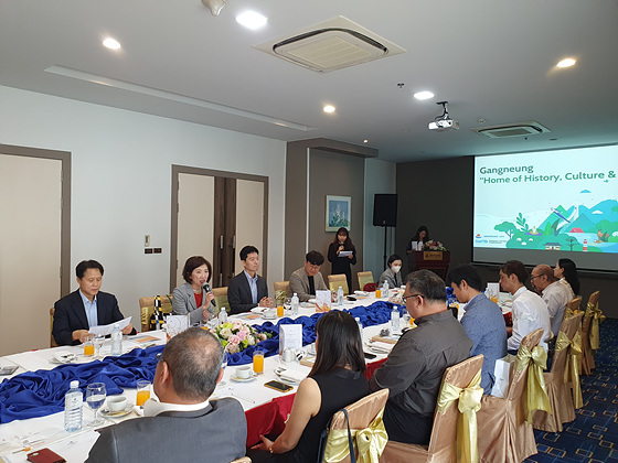 NSP통신-강릉시가 방콕에서 열린 제1회 2022 PATA & GBTA APAC Travel Summit 총회 및 포럼에 참가해 강릉 관광 집중 홍보에 나서고 있다. (강릉시)