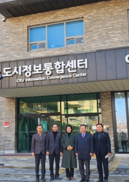 NSP통신-7일 경기도의회 안전행정위원회가 시흥시 도시정보통합센터 현장방문 기념촬영을 하고 있다. (경기도의회)