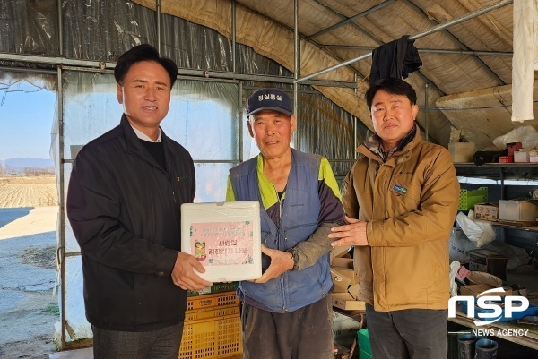 NSP통신-구상봉 북광주농협 조합장(사진 맨왼쪽)이 사랑의 김장김치를 전달하고 있다. (농협광주본부)