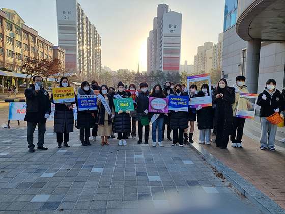 NSP통신-금파중학교에서 진행된 학교 폭력 예방 캠페인에 참여한 학생회 및 학부모회, 김포경찰서, 김포교육지원청 관계자들이 기념촬영을 하고 있다. (김포교육지원청)