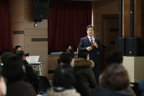 NSP통신-7일 김성제 의왕시장이 내손2동 찾아가는 시장실에서 발언하고 있다. (의왕시)