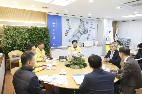 NSP통신-임병택 시흥시장이 7일 시흥시청에서 김진용 인천경제자유구역청장, 관계 공무원 등과 함께 배곧대교 및 시흥-인천 전력구 공사 등 현안을 논의하고 있다. (시흥시)