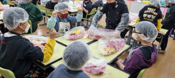 NSP통신-초등학생들이 김장체험을 하는 모습. (화성시)