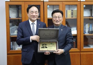 [NSP PHOTO]윤재갑 의원, 한국수산산업총연합회 선정 국정감사 우수 국회의원상 2년 연속 수상