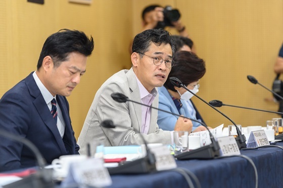 NSP통신-지난 9월 14일 서울시구청장협의회에서 안전진단 제도 개선안을 제안 중인 이기재 양천구청장(가운데) (양천구)
