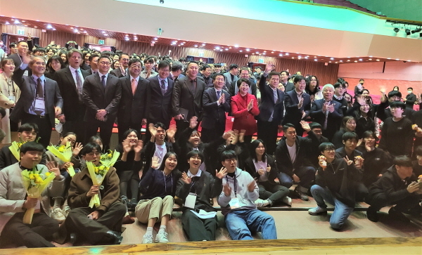 NSP통신-12일 애플코리아는 경북도, 포항시와 함께 포스텍에서 애플 디벨로퍼 아카데미 수료식과 애플 제조업 R&D 지원센터 개소식을 진행했다. (경상북도)