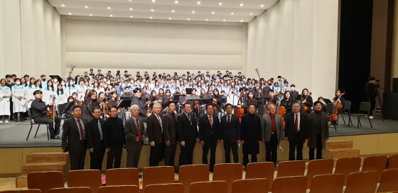 NSP통신-10일 열린 제12회 오산시 기독 문화예술 축제에서 이권재 오산시장(오른쪽 여섯번째)과 참석자들이 기념촬영을 하는 모습. (오산시)