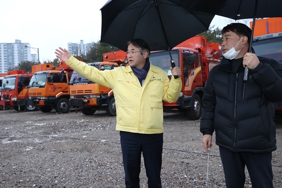 NSP통신-이동환 고양특례시장이 일산서구 제설 기지를 방문해 제설 장비와 현장을 점검하고 있다. (고양특례시)