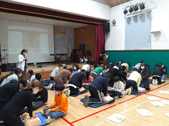 NSP통신-김포옹정초등학교에서 학생과 학부모 대상으로 심폐소생술 연수를 시행했다. (김포교육지원청)