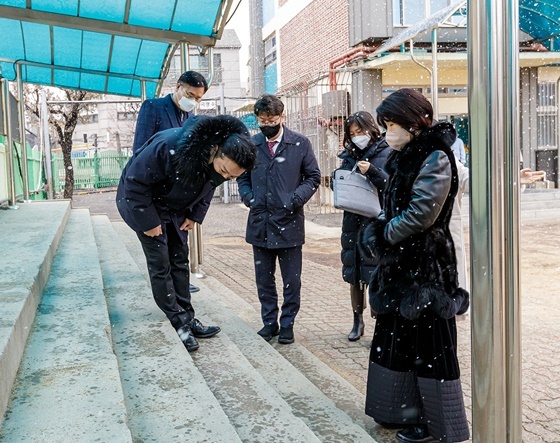 NSP통신-김태우 서울 강서구청장(왼쪽 첫 번째)이 화곡동 소재 신월초등학교를 찾아 불편사항을 직접 살펴보고 있다. (강서구)