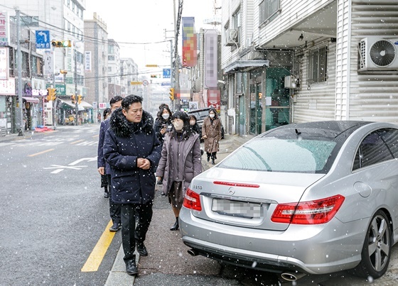 NSP통신-김태우 서울 강서구청장(맨앞)이 화곡동 소재 신월초등학교를 찾아 통학로를 직접 걸으면서 불편사항을 살펴보고 있다. (강서구)