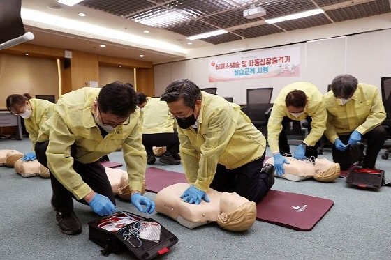 NSP통신-김헌동 SH공사 사장(맨앞 왼쪽 두 번째)을 비롯한 SH공사 임직원들이 심폐소생술 및 자동심장충격기 실습을 진행하고 있다 (SH공사)