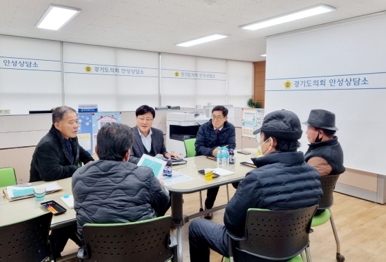 NSP통신-박명수 경기도의원이 13일 도의회 안성상담소에서 시 관계자와 삼죽면 진촌지구 주민들과 지역 현안 해결을 위한 간담회를 하고 있다. (경기도의회)