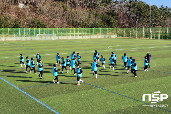 NSP통신-영덕군이 충북 보은상무여자축구단의 동계 전지훈련지로 결정되는 등 축구 전지훈련의 메카로 부상하고 있다. (영덕군)