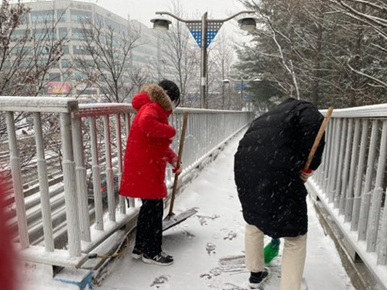 NSP통신-15일 김포시청 공무원들이 대설이 내린 사우동 인근 육교에서 제설 작업을 진행하고 있다. (김포시)