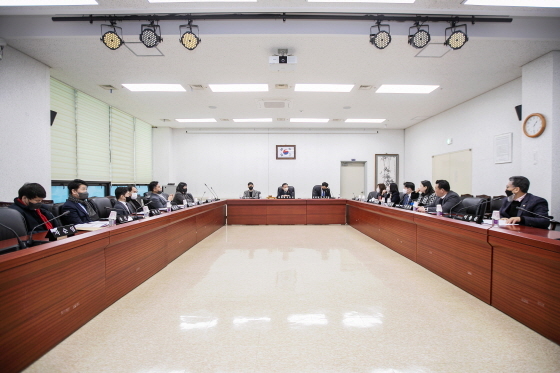 NSP통신-15일 수원 군 공항 화성시 이전 반대 특별위원회 제1차 회의를 하는 모습. (화성시의회)
