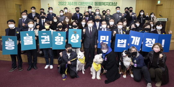 NSP통신-김진표 국회의장(둘째줄 왼쪽 여섯 번째)과 대한민국 동물복지대상 수상자가 단체사진을 찍고 있다 (포스코건설)