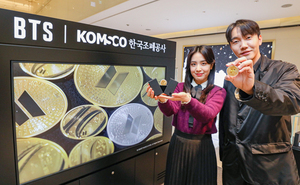[NSP PHOTO]현대백화점, 무역센터점서 방탄소년단 데뷔 10주년 공식 기념 메달 전시