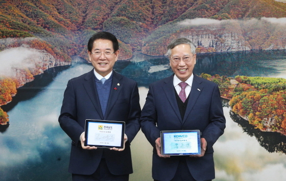 NSP통신-김영록 전남지사(왼쪽)와 반장식 조폐공사 사장(오른쪽)이 전남 광역플랫폼 구축 및 지역사랑상품권 활성화를 위한 업무협약을 체결하고 기념촬영을 하고 있다. (한국조폐공사)