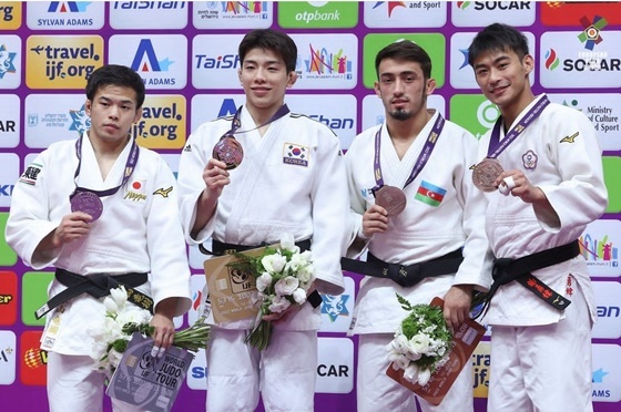 NSP통신-한국마사회 유도단 이하림 선수(왼쪽 두번째)가 금메달을 보여주고 있다. (한국마사회)