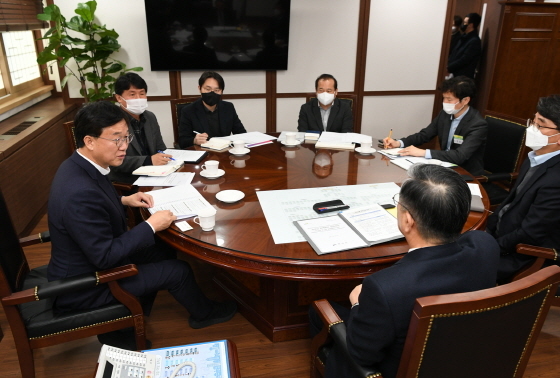 NSP통신-22일 이민근 안산시장이 이한준 한국토지주택공사 사장을 만나 장상·신길2 공공주택지구 사업 추진을 위한 다양한 의견을 나누고 있다. (안산시)