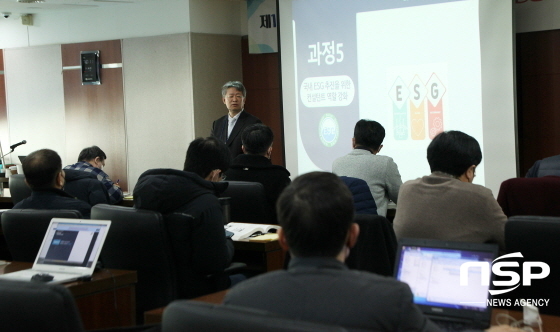 NSP통신-22일 오전 수원시 장안구에 위치한 수원상공회의소에서 진행된 대한민국 ESG 위원회의 2기 ESG 제조업 컨설턴트 전문가 과정에서 윤여상 한국창조경영컨설팅 대표가 강의를 하고 있다. (김종식 기자)