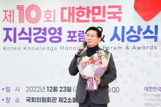 NSP통신-이상일 용인특례시장이 23일 제10회 대한민국 지식경영대상을 수상하고 인사말을 하고 있다. (용인특례시)