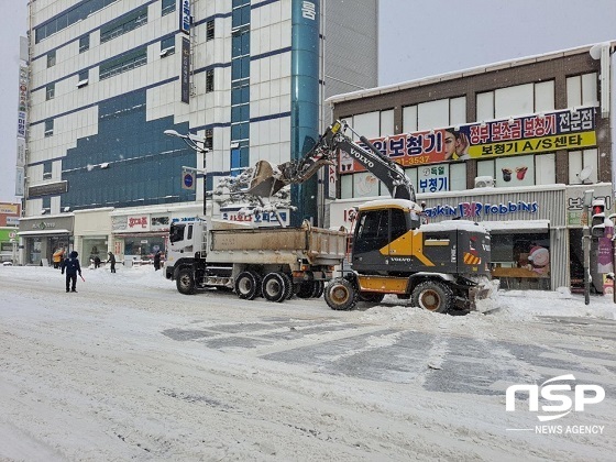 [NSP PHOTO]부안군 최고 20cm 눈폭탄…권익현 군수, 제설현장 긴급 점검