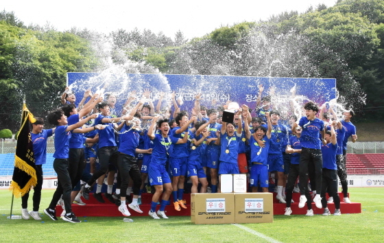 NSP통신-용인시축구센터 U18덕영이 제27회 무학기 전국고등학교축구대회의 우승컵을 들어 올렸다. 사진은 선수들이 우승의 기쁨을 만끽하고 있다. (용인시)