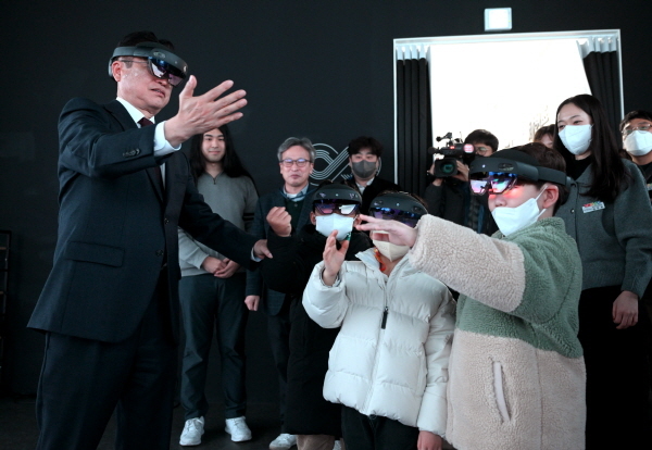 NSP통신-경상북도는 27일 도청 안민관 로비에서 메타버스에 대한 도민의 접근성 제고를 위해 지자체 최초로 메타버스 XR체험존 개관식을 열었다. (경상북도)