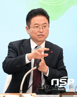 NSP통신-경상북도는 이철우 경상북도지사가 27일 경북도청에서 2022년 성과브리핑과 2023년 도정운영방향에 대한 주제로 기자간담회를 가졌다고 밝혔다. (경상북도)