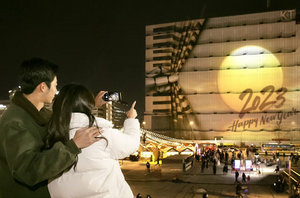 [NSP PHOTO]KT 미디어파사드서 새해 해돋이 영상 선보인다