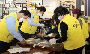 [NSP PHOTO]경주시 종합자원봉사센터, 한파 녹일 겨울외투 1700벌 외국인근로자들에게 전달