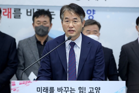 NSP통신-이동환 시장이 고양시 고위 공무원들과 함께 고양시의회를 상대로 기자회견에서 새로운 고양으로 나아가기 위해 하루빨리 예산안 처리 간곡히 부탁드린다고 호소하고 있다. (고양특례시)