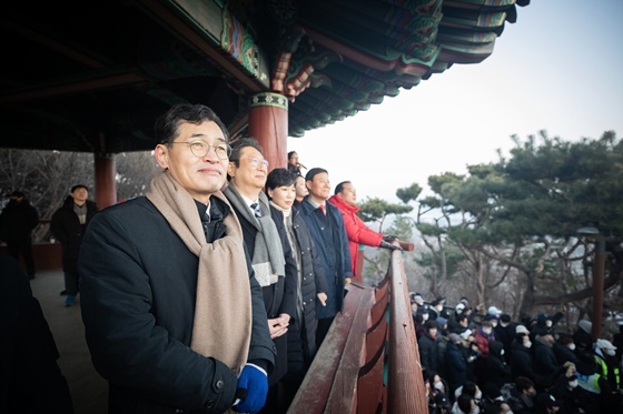 NSP통신-양천구 용왕산 해맞이 행사에 참석한 이기재 양천구청장 (양천구)