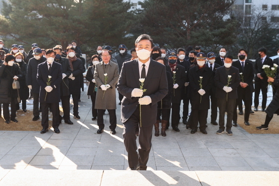 NSP통신-김성제 의왕시장이 현충탑에서 신년 참배에 참여하고 있다. (의왕시)