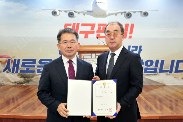 -김진열 군위군수가 이상현 군위군 부군수(오른쪽)에게 임명장을 수여했다. (군위군)