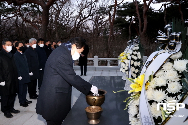 NSP통신-주낙영 경주시장은 2일 오전 충혼탑 참배를 시작으로 계묘년(癸卯年) 새해 첫 일정을 시작했다. (경주시)