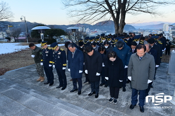 NSP통신-봉화군은 2일 계묘년 새해를 맞아 충혼탑 신년참배 행사를 실시했다. (봉화군)