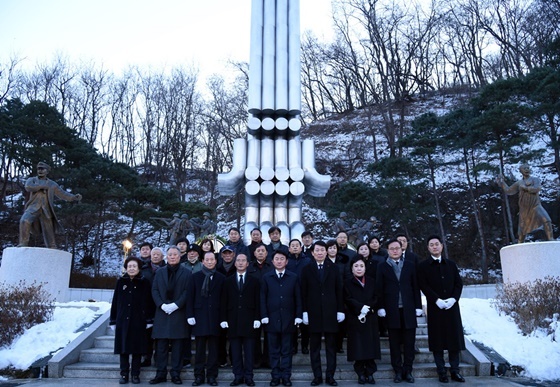 NSP통신-의정부시장 계묘년 신년 현충탑 참배 기념사진 (의정부시)