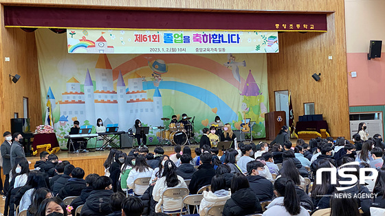 NSP통신-강릉중앙초등학교가 2일 3년만에 대면 졸업식을 개최했다. (조이호 기자)