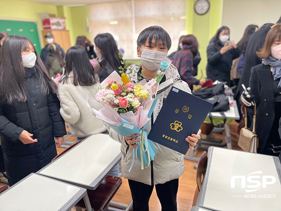 NSP통신-중앙초등학교 조한성 학생이 학급에서 기념촬영을 하고 있다. (조이호 기자)