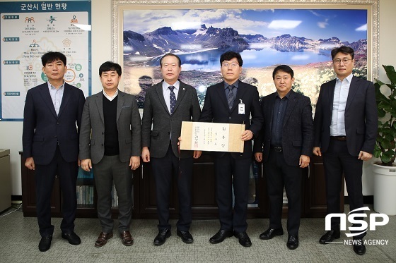 NSP통신-김영일 군산시의회 의장(사진 왼쪽 3번째)이 2일 김주홍 사무국장(오른쪽 세번째)에게 임명장을 수여하고 있다.